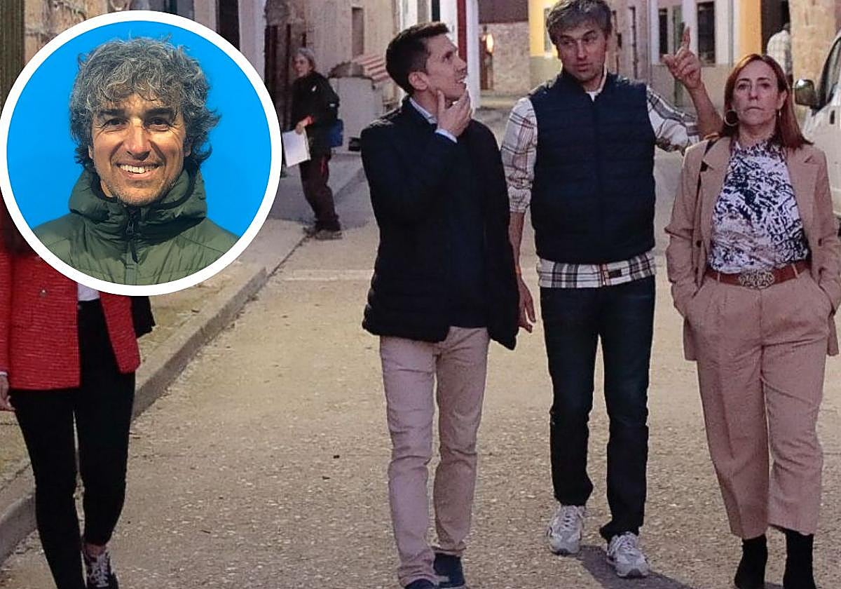 Miguel Ángel Esteban Pérez, en el centro, en una visita de dirigentes socialista a Pedrosillo El Ralo.