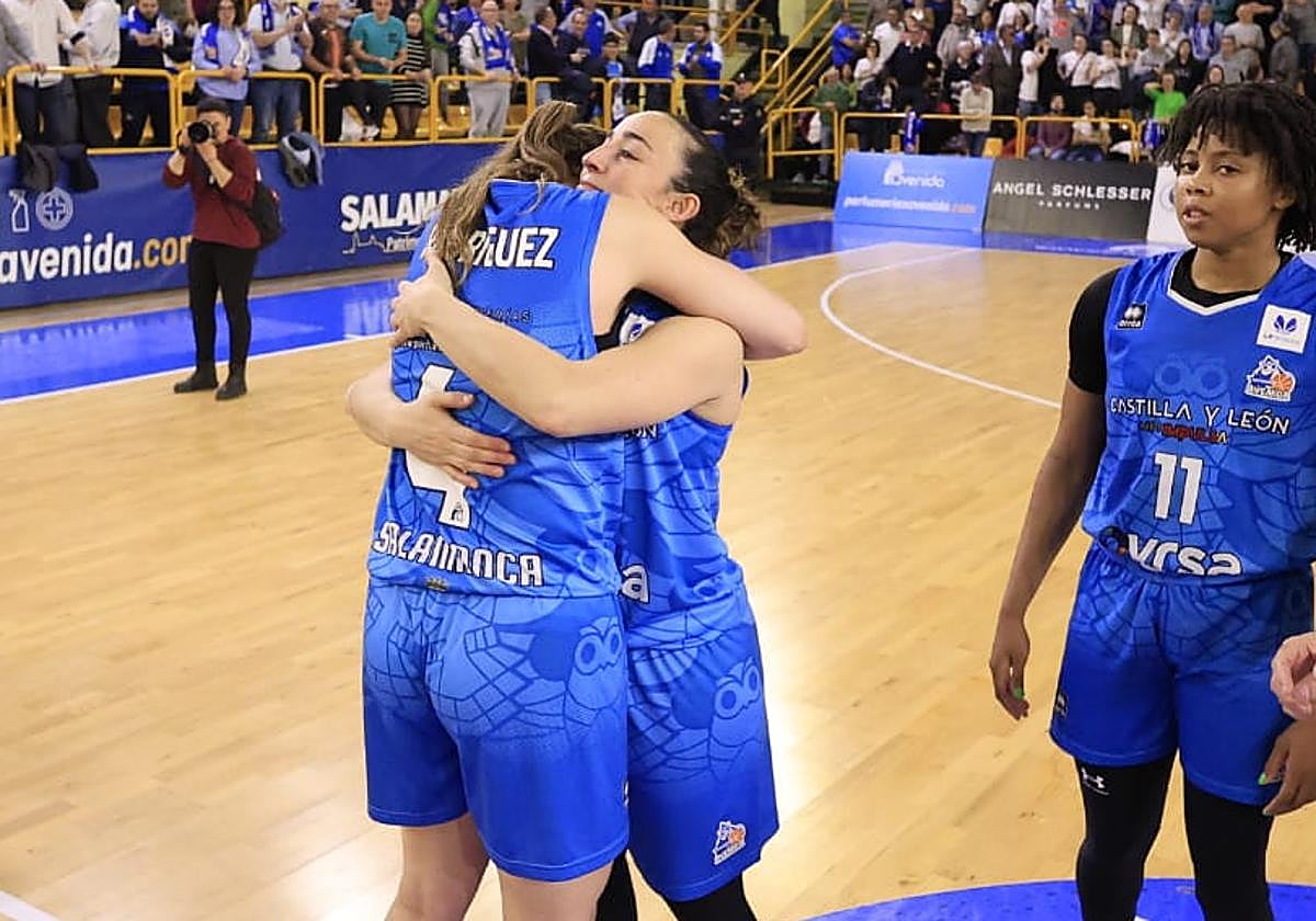 Silvia Domínguez, abrazada por Leo Rodríguez, tras caer lesionada ante Ferrol.