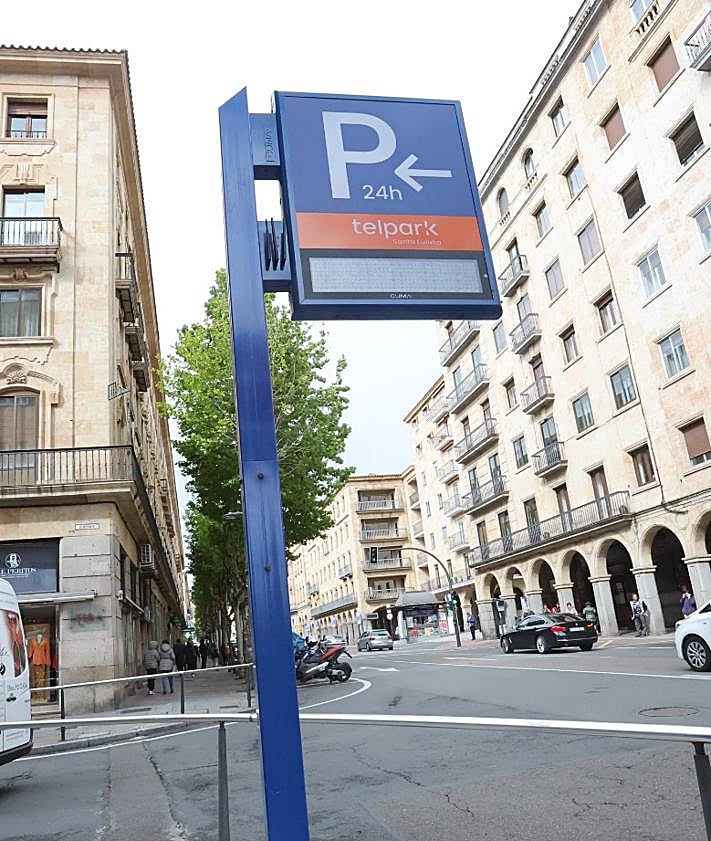 Imagen secundaria 2 - Colas en la plaza de Santa Eulalia para entrar al parking y el panel señalizador colocado en la Gran Vía.