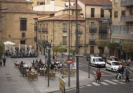 Zona de terrazas y tráfico en el centro de Salamanca.