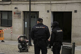 Foto de archivo de dos agentes de la Policía Nacional