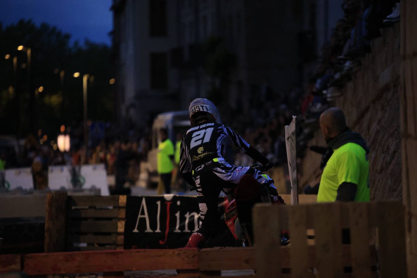 Súper Enduro nocturno en pleno centro de Salamanca