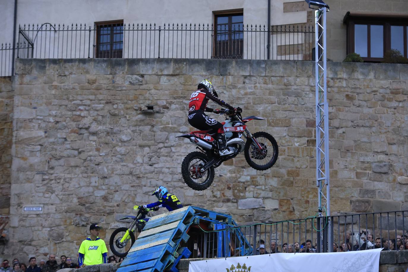 Súper Enduro nocturno en pleno centro de Salamanca