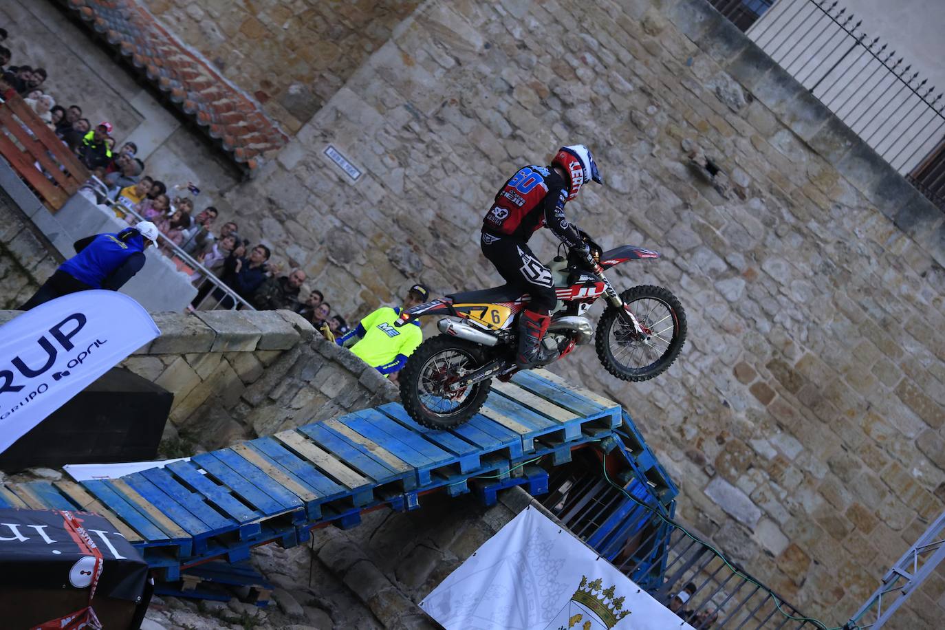 Súper Enduro nocturno en pleno centro de Salamanca