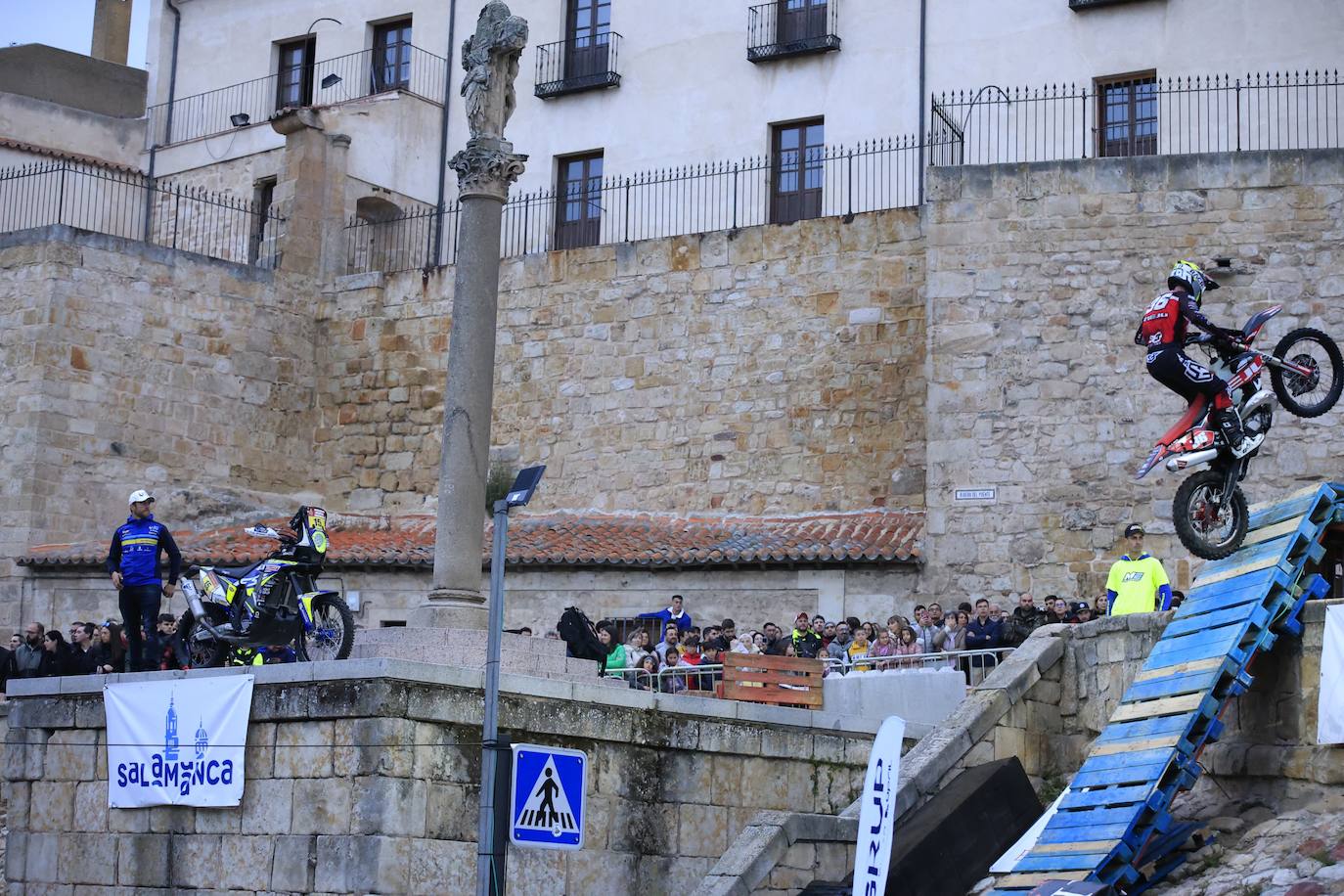 Súper Enduro nocturno en pleno centro de Salamanca