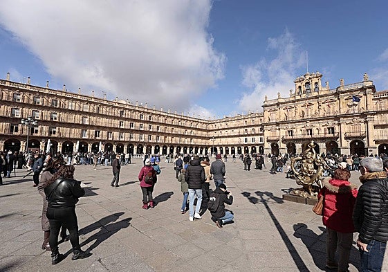 Turistas, en la Plaza Mayor de Salamanca.