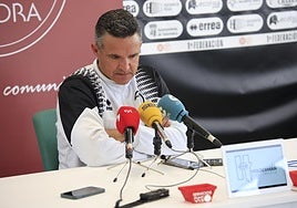 Dani Ponz en una rueda de prensa en Salamanca