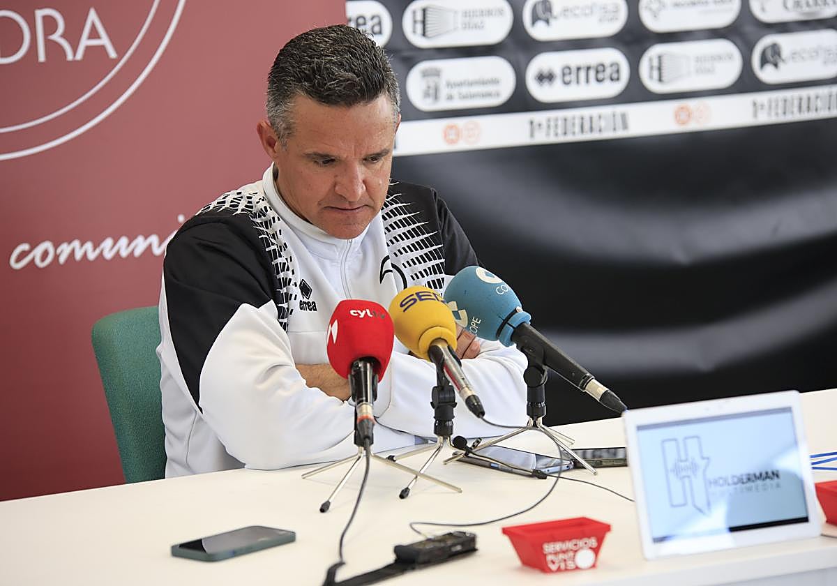 Dani Ponz en una rueda de prensa en Salamanca