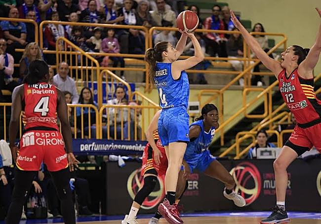 Leo Rodríguez lanza delante de Tolo en las semifinales de la liga 2023-2024