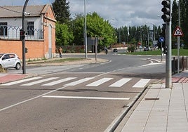 El primer semáforo inteligente de Salamanca en la carretera de Vecinos.