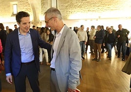 Corchado conversa con Rivero tras votar en las elecciones.