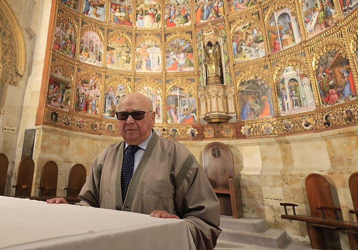 El cura de 86 años que fija las bodas de la catedral por móvil, correo electrónico y WhatsApp