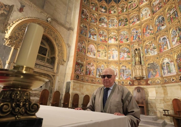 Miguel Ruano, delante del monumental Retablo Mayor de la Catedral Vieja de Salamanca donde ha oficiado como cura en multitud de bodas.