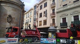 Camión llevándose material del interior del antiguo edificio de la residencia El Carmen.