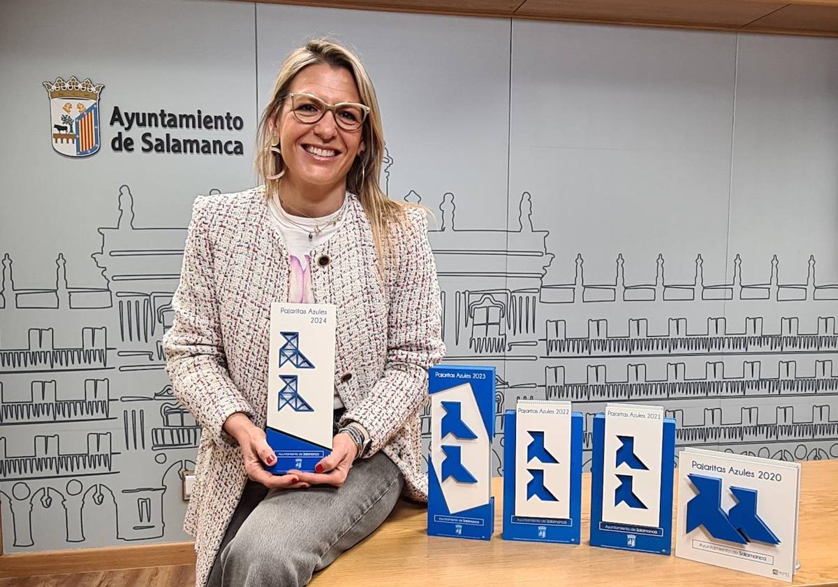 María José Coca presenta las 'pajaritas azules' concedidas al Ayuntamiento de Salamanca.