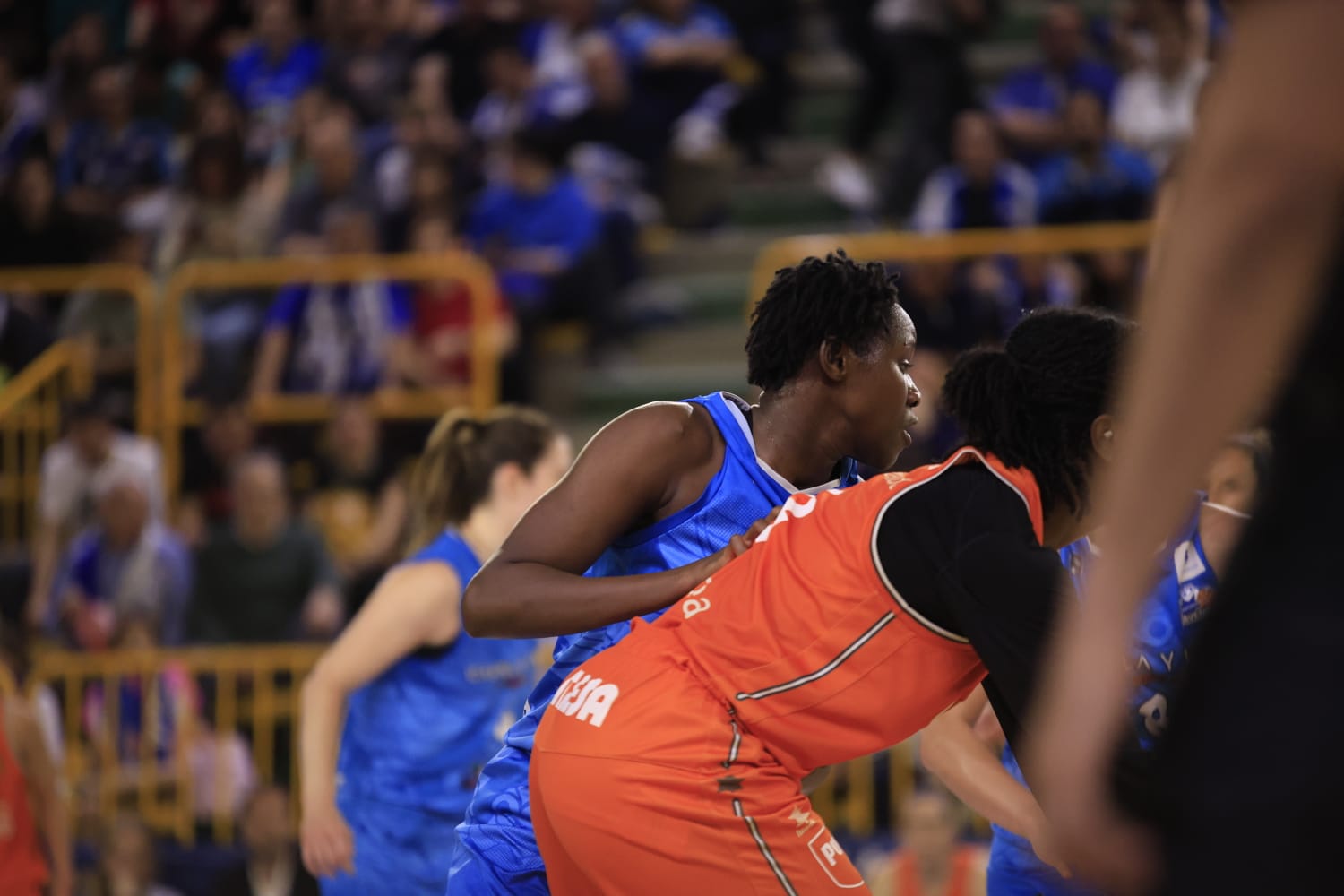 El emocionante partido entre Avenida y Valencia Basket, en imágenes