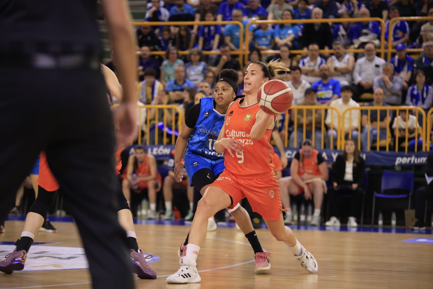 El emocionante partido entre Avenida y Valencia Basket, en imágenes