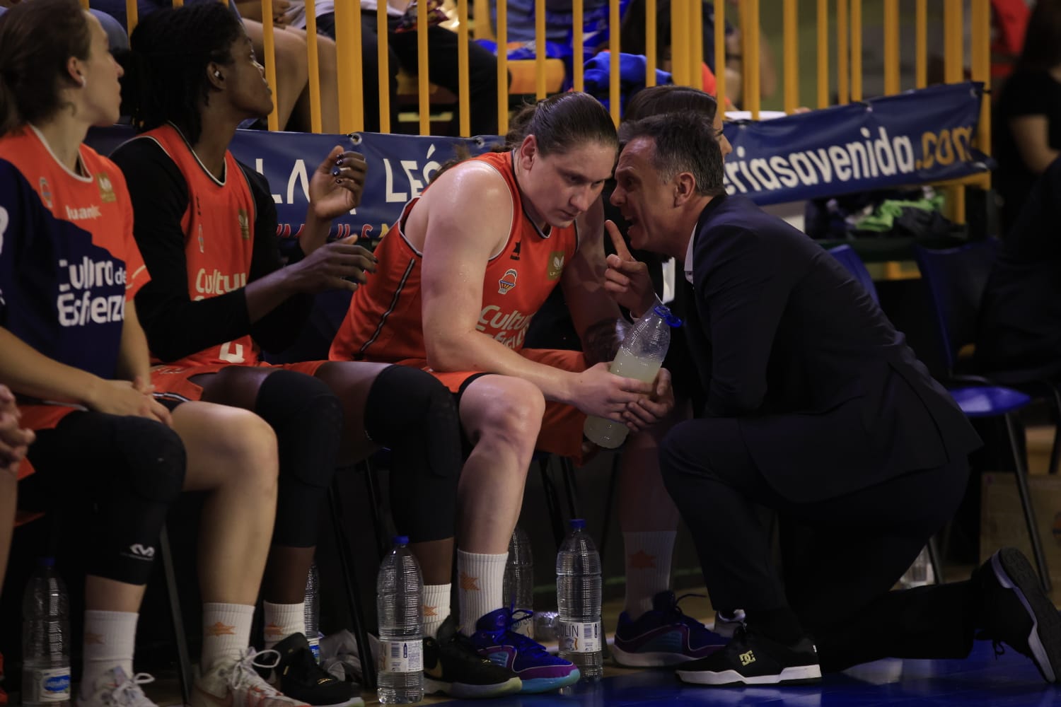 El emocionante partido entre Avenida y Valencia Basket, en imágenes