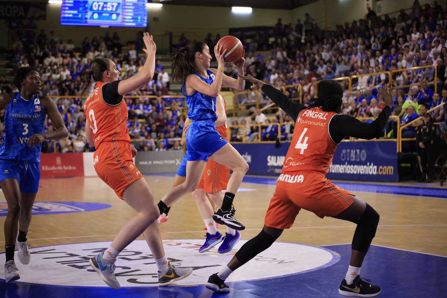 El emocionante partido entre Avenida y Valencia Basket, en imágenes