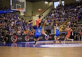 Alina Iagupova entrando a canasta y anotando en Würzburg