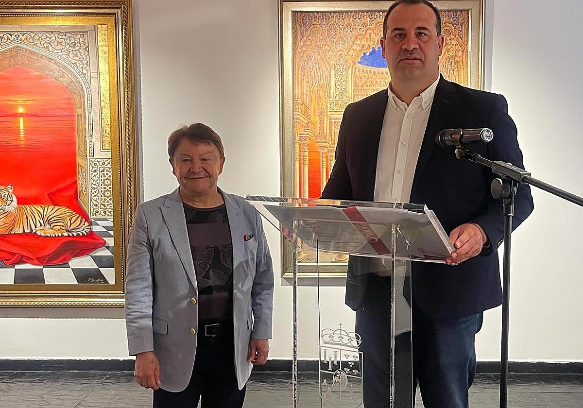 El artista, junto a la alcalde de Santa Marta.