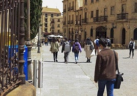Jóvenes estudiantes paseando por el centro de Salamanca