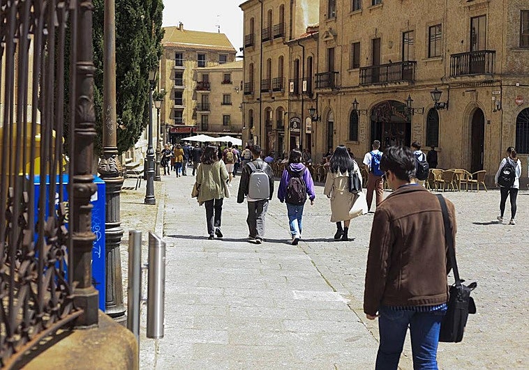 Jóvenes estudiantes paseando por el centro de Salamanca