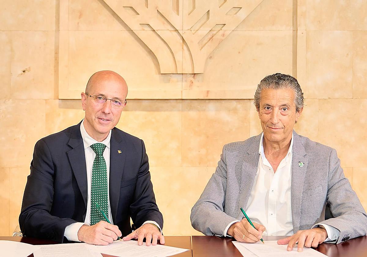 Momento de la firma del convenio entre la Caja Rural de Salamanca y el Colegio Oficial de Odontólogos de Salamanca.