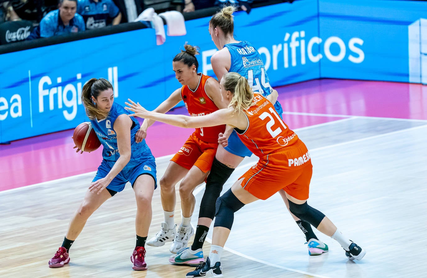 El partido entre Avenida y Valencia Basket en imágenes