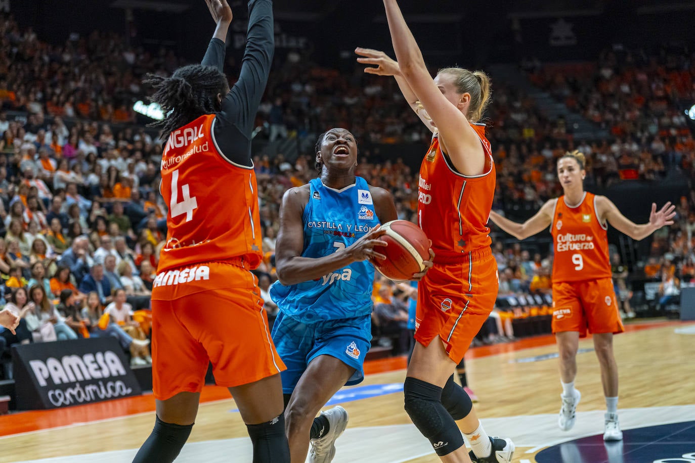 El partido entre Avenida y Valencia Basket en imágenes