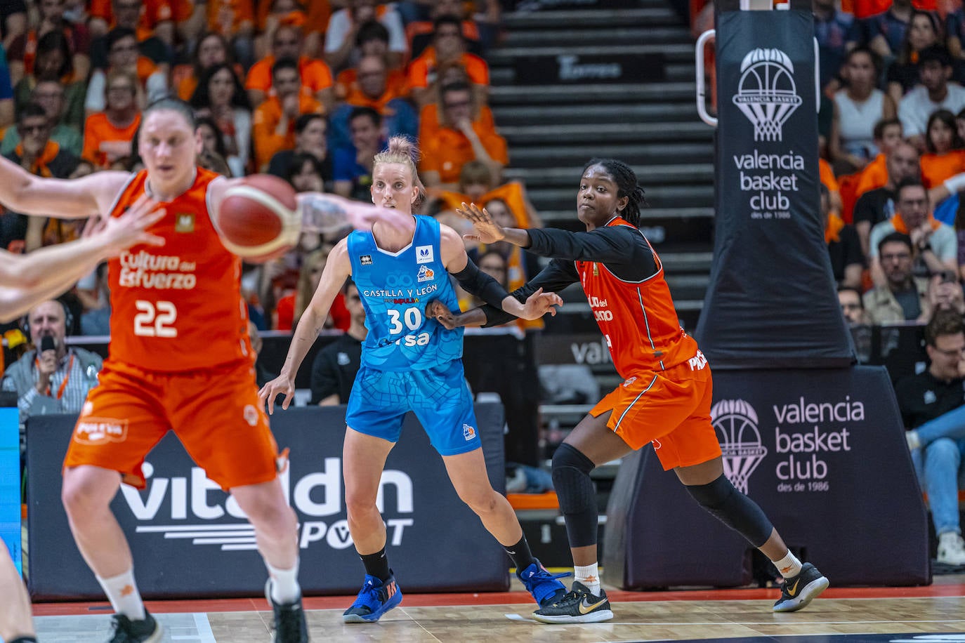 El partido entre Avenida y Valencia Basket en imágenes