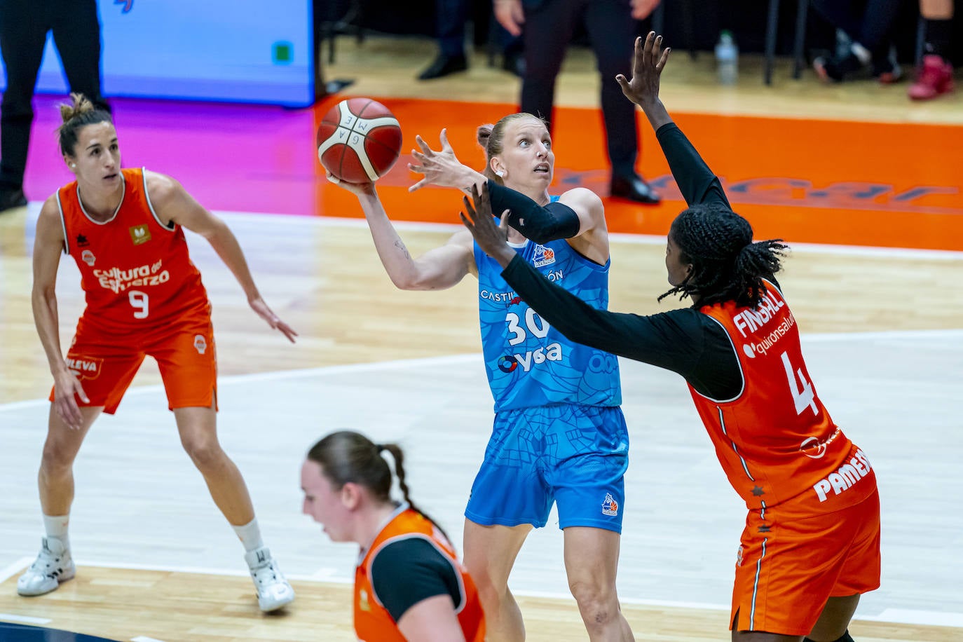 El partido entre Avenida y Valencia Basket en imágenes