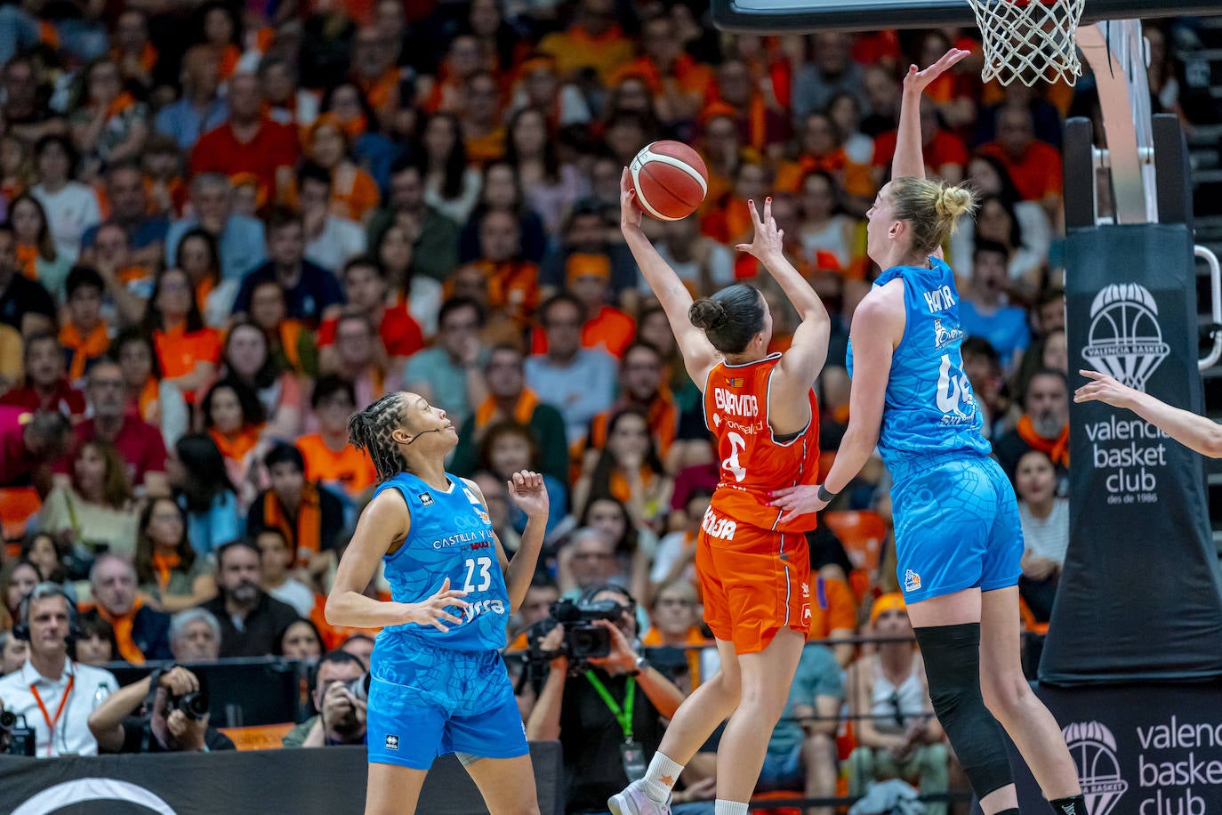 El partido entre Avenida y Valencia Basket en imágenes