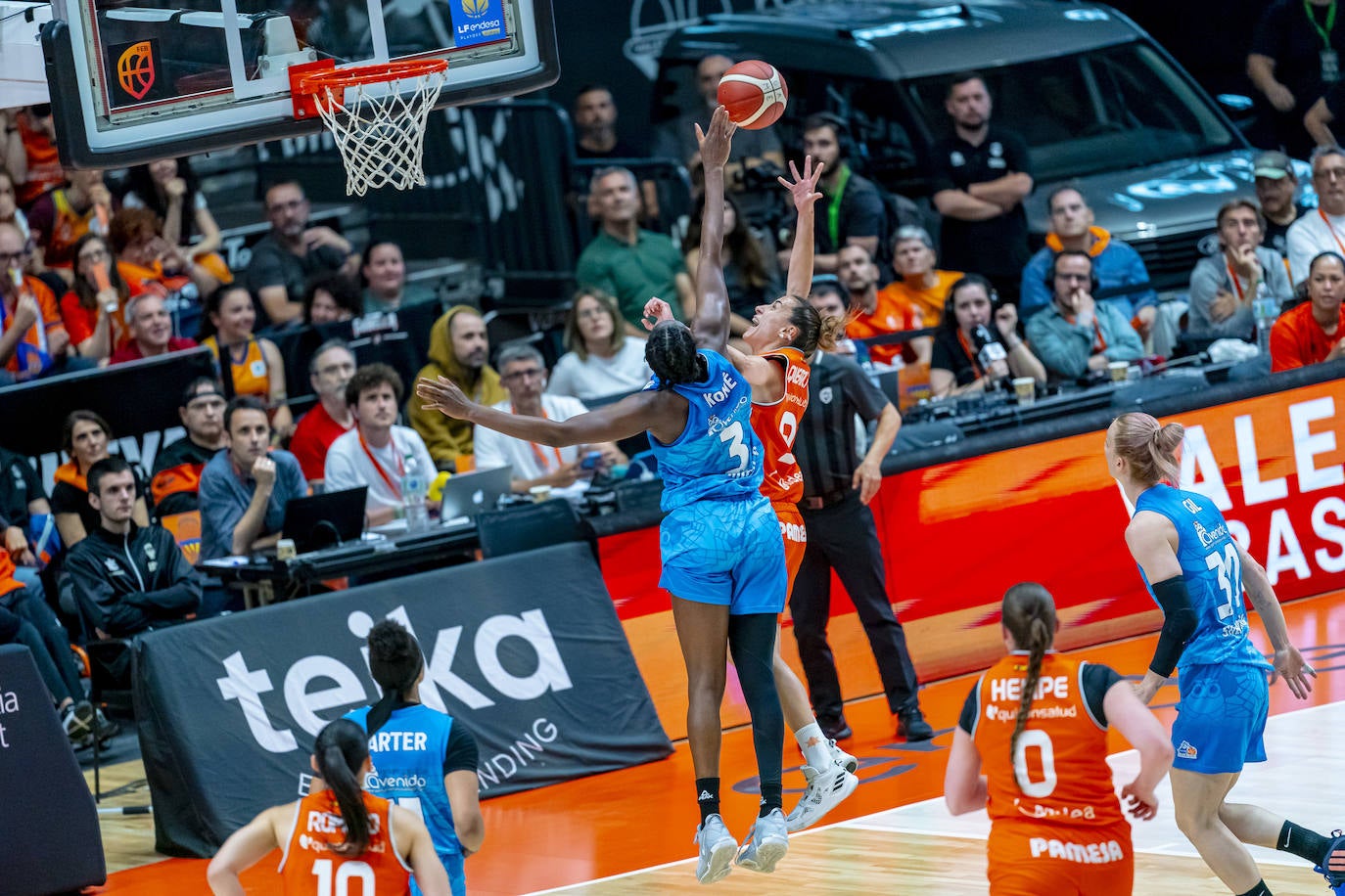 El partido entre Avenida y Valencia Basket en imágenes