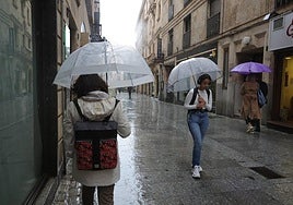 Foto de archivo de personas cubriéndose de la lluvia en Salamanca
