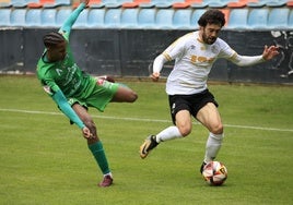 Javi Navas se lleva el balón ante un rival del Astorga.