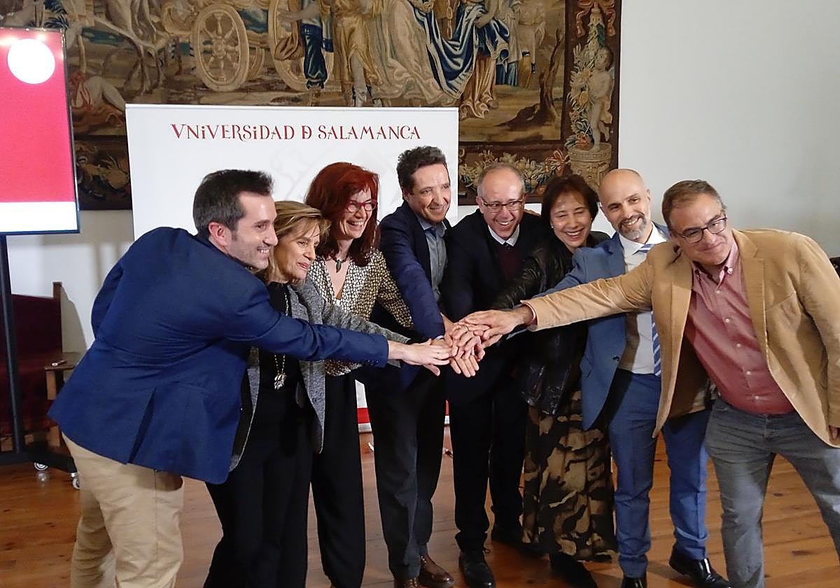 Corchado, con miembros de su equipo, hace una semana, cuando ganó las elecciones.