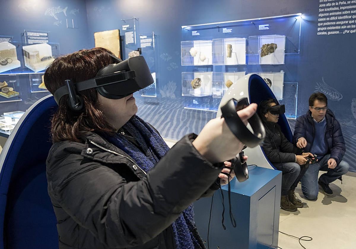 Una visitante realiza la experiencia virtual en el Museo de Monsagro.