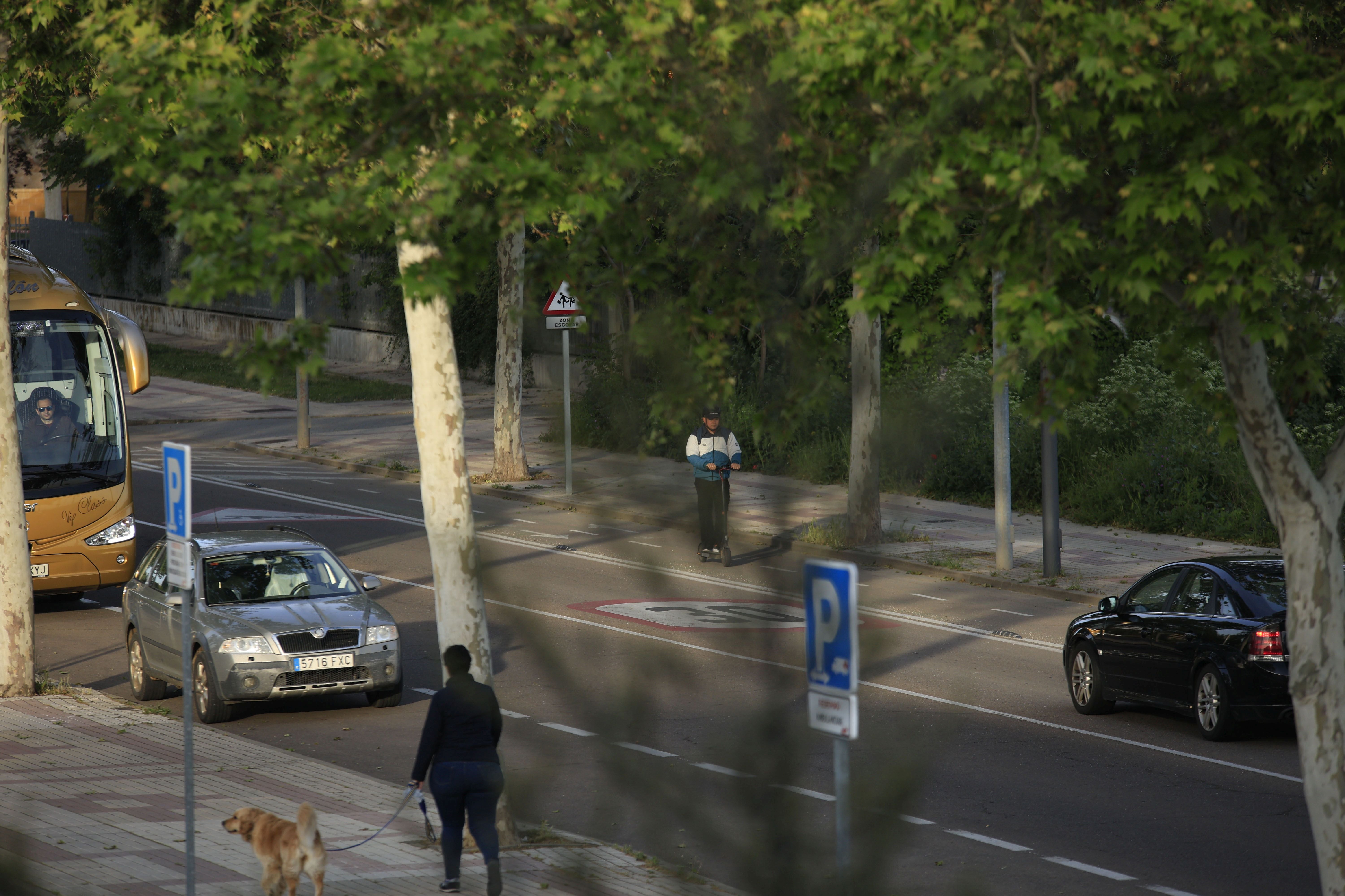 Imagen principal - Los carriles bici como «comodín» para aparcar en Salamanca y otros perjuicios para los ciclistas