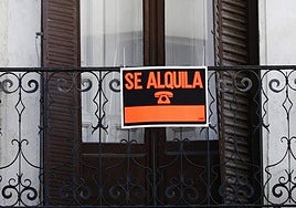 Cartel de alquiler de piso en una imagen de archivo.