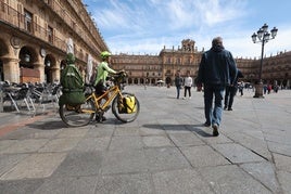 Un ciclista a pie en la Plaza Mayor de Salamanca.