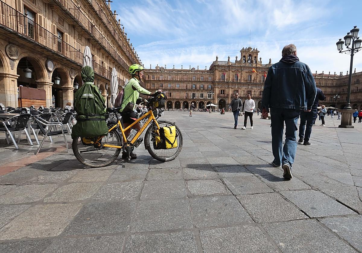 Un ciclista a pie en la Plaza Mayor de Salamanca.