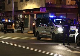 Accidente de tráfico y furgón de la Policía Local.