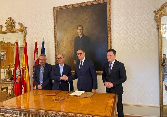 Carlos García Carbayo y el director general de Iberaval, Pedro Pisonero, se estrechan la mano.