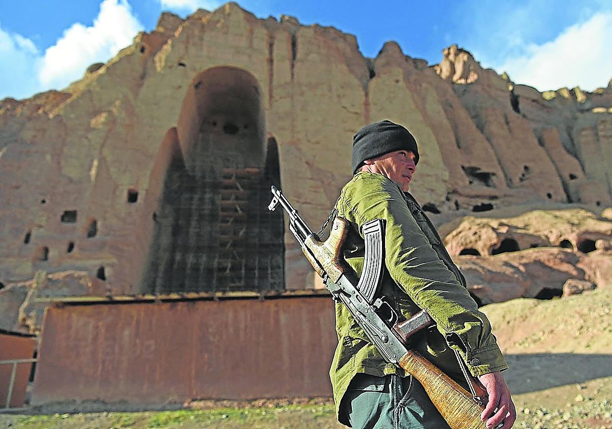 Un policía afgano patrulla por las inmediaciones de los Budas de Bamiyán, la zona turística por excelencia del país.