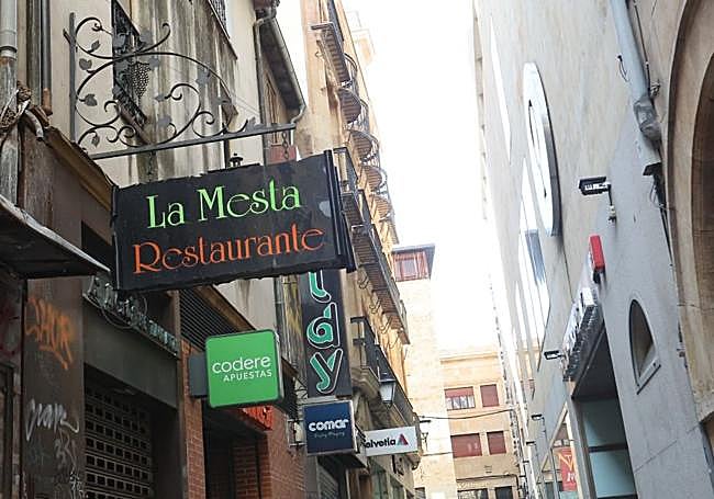 Prohibido en calles de ancho menor de cinco metros.