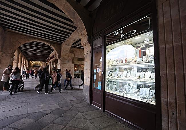 El rótulo de Joyería Santiago en la Plaza Mayor está iluminado de blanco.
