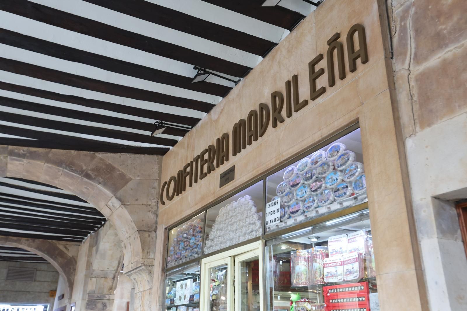 La Confitería Madrileña excede la distancia superior al dintel que fija la franja en 50 centímetros.