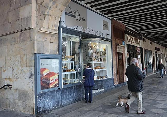 Rótulo de más de 50 centímetros de Santa Lucía, en la Plaza Mayor de Salamanca.