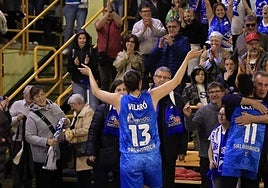 Vilaró celebra el pase a la final de la Liga con la afición.